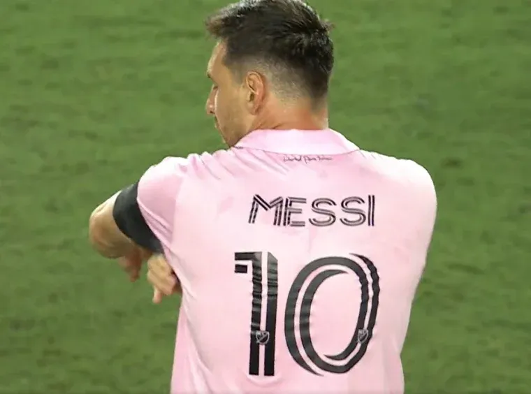 Lionel Messi debutoval s kapitánskou páskou na ruke.