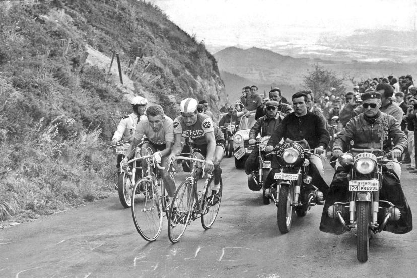 Jacques Anquetil (vľavo) a Raymond Poulidor v pamätnom súboji na Puy de Dôme.