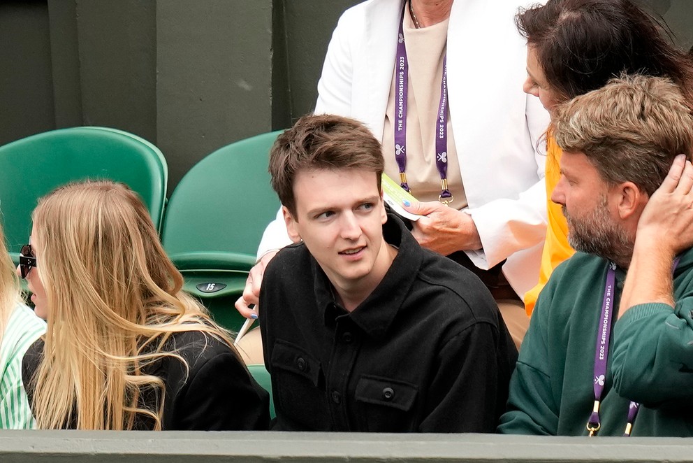 Štěpán Šimek, manžel Markéty Vondroušovej počas finále Wimbledonu 2023.