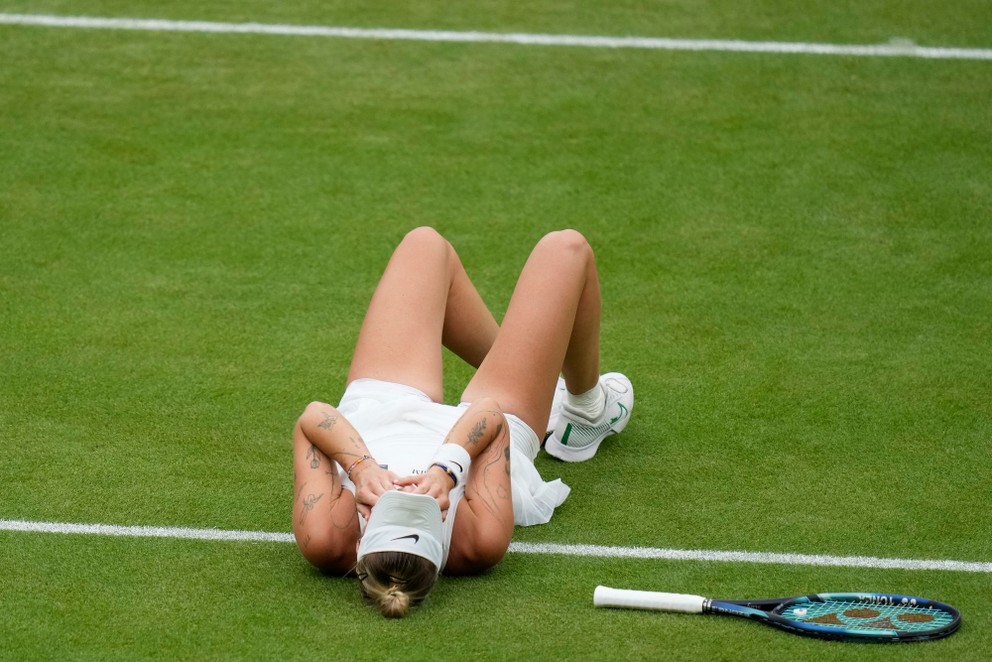 Markéta Vondroušová po premenenom mečbale vo finále Wimbledonu 2023.