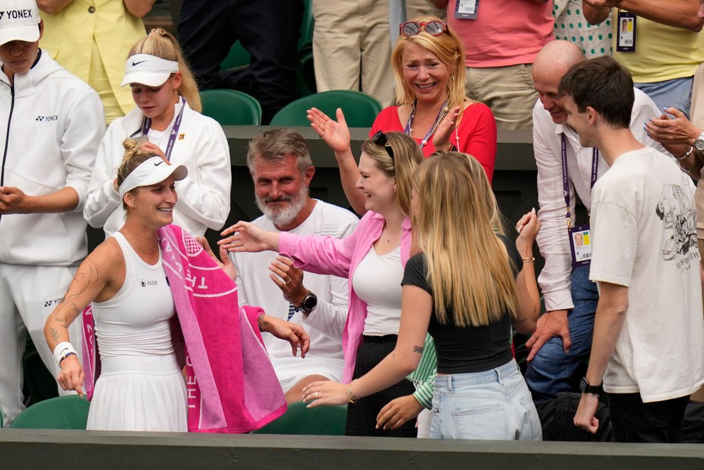 Markéta Vondroušová sa vo svojej lóži teší z triumfu vo Wimbledone.