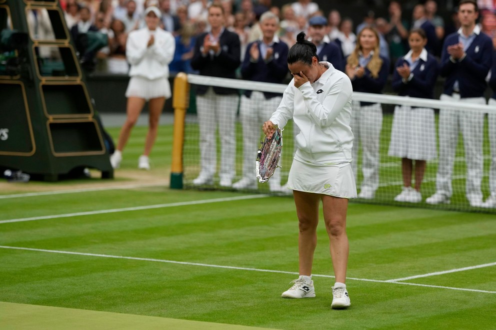 Ons Jabeurová sa po druhej finálovej prehre vo Wimbledone neubránila slzám. 
