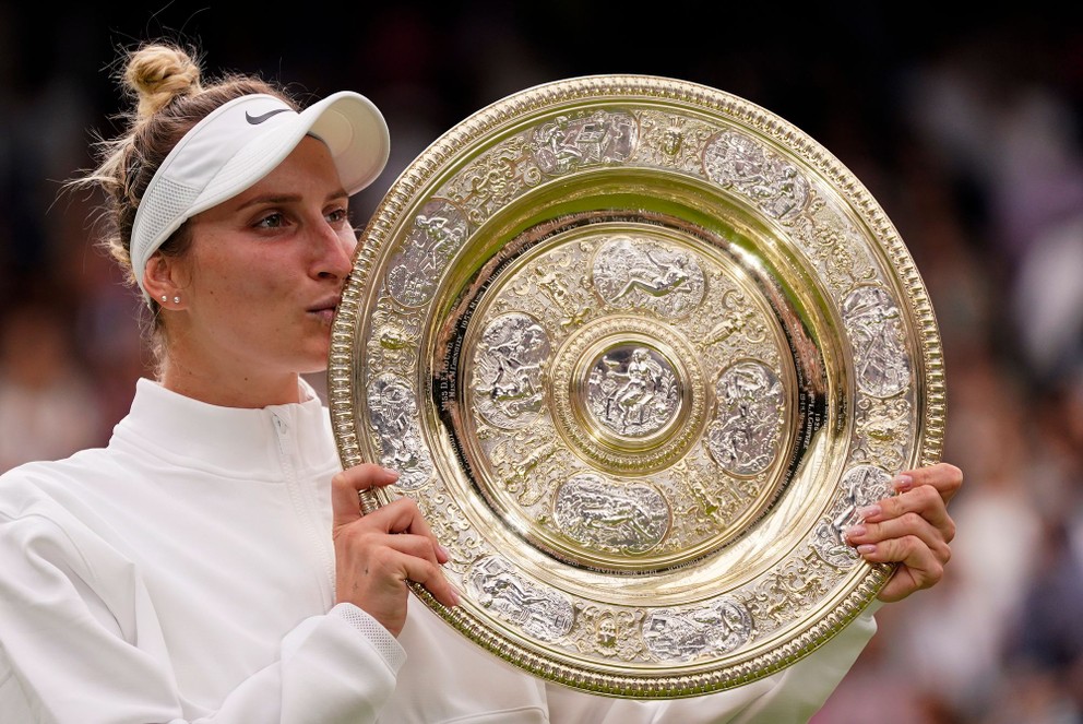 Markéta Vondroušová pózuje s trofejou pre víťazku Wimbledonu.
