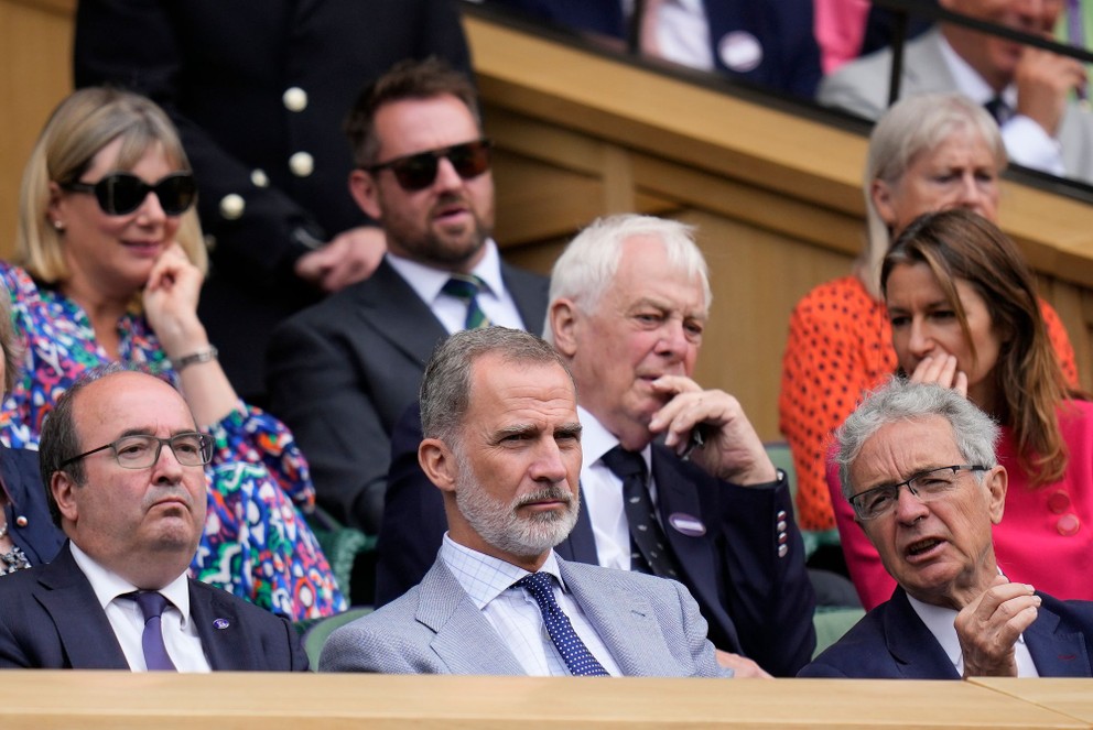 Španielsky kráľ Filip VI. (v strede) si nenechal ujsť finále Wimbledonu 2023.