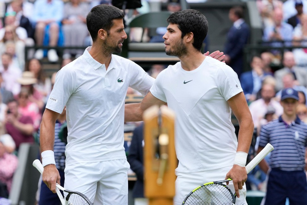 Novak Djokovič (vľavo) a Carlos Alcaraz pred začiatkom finále Wimbledonu 2023.