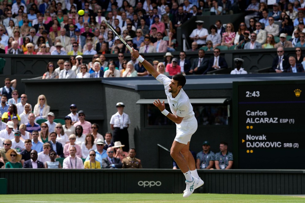 Podanie Novaka Djokoviča vo finále Wimbledonu 2023.