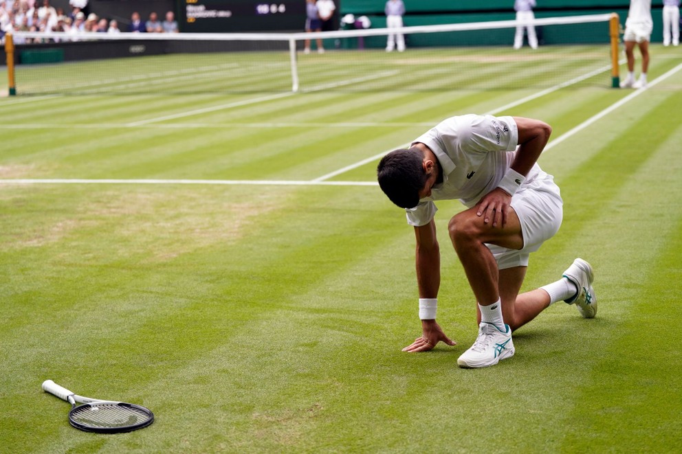 Novak Djokovič na kolenách vo finále Wimbledonu 2023.