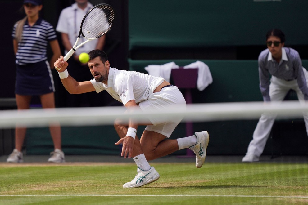Novak Djokovic v akcii počas finále Wimbledonu 2023.