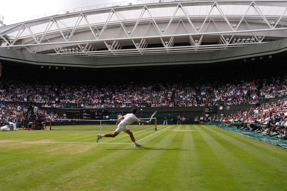 Novak Djokovič a Carlos Alcaraz vo finále Wimbledonu 2023.