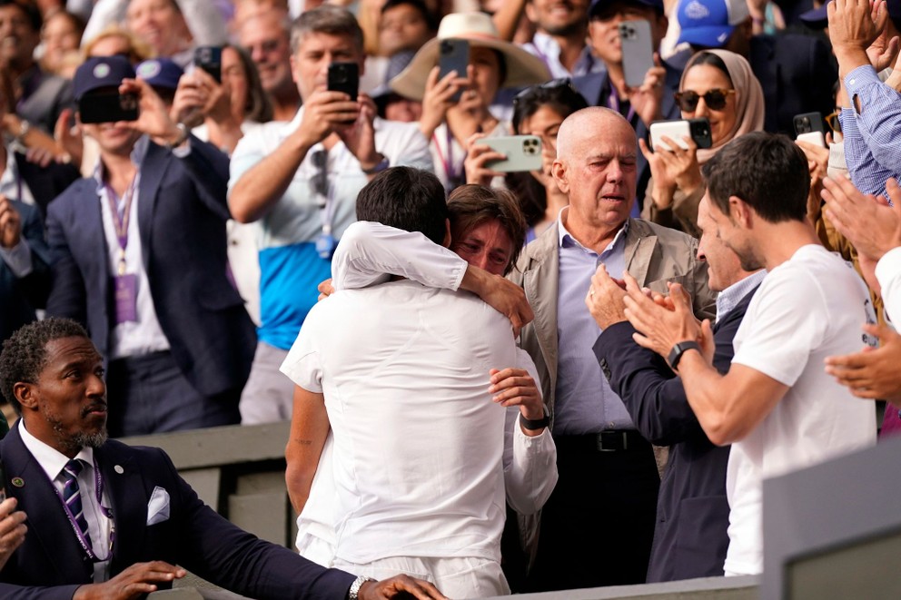 Carlos Alcaraz sa teší s členmi svojej lóže po triumfe vo finále Wimbledonu 2023.