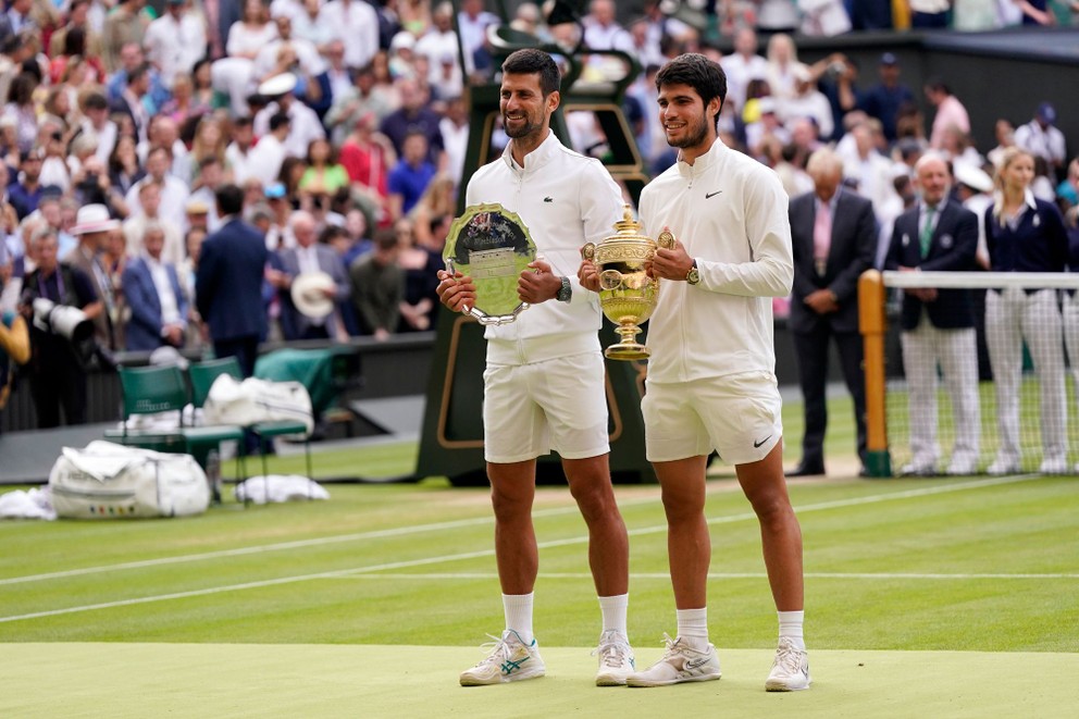 Šampión Carlos Alcaraz a zdolaný finalista Novak Djokovič po finále Wimbledonu 2023.