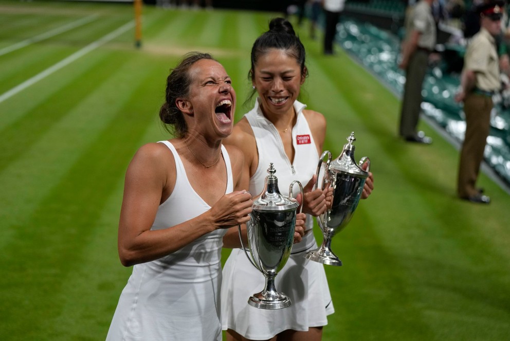 Barbora Strýcová a Sie Šu-wej ako víťazky štvorhry vo Wimbledone 2023.