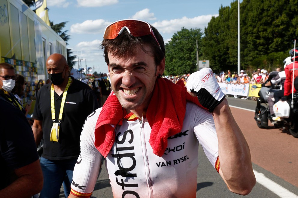 Ion Izagirre sa teší z etapového víťazstva na Tour de France 2023.