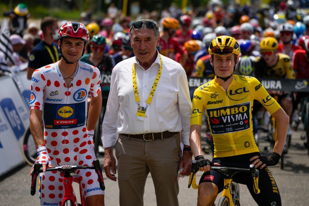 Legendárny Eddy Merckx medzi Giuliom Cicconem a lídrom Tour Jonasom Vingegaardom.