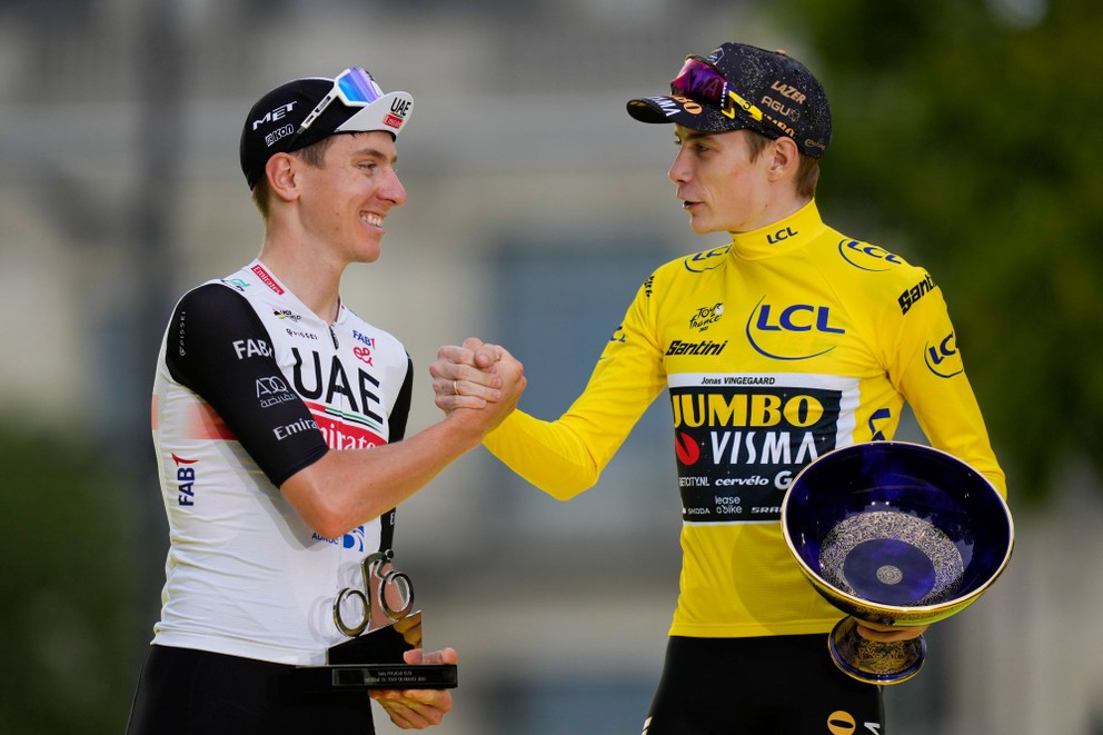 Tadej Pogačar (vľavo) a jeho rival Jonas Vingegaard po Tour de France 2023.