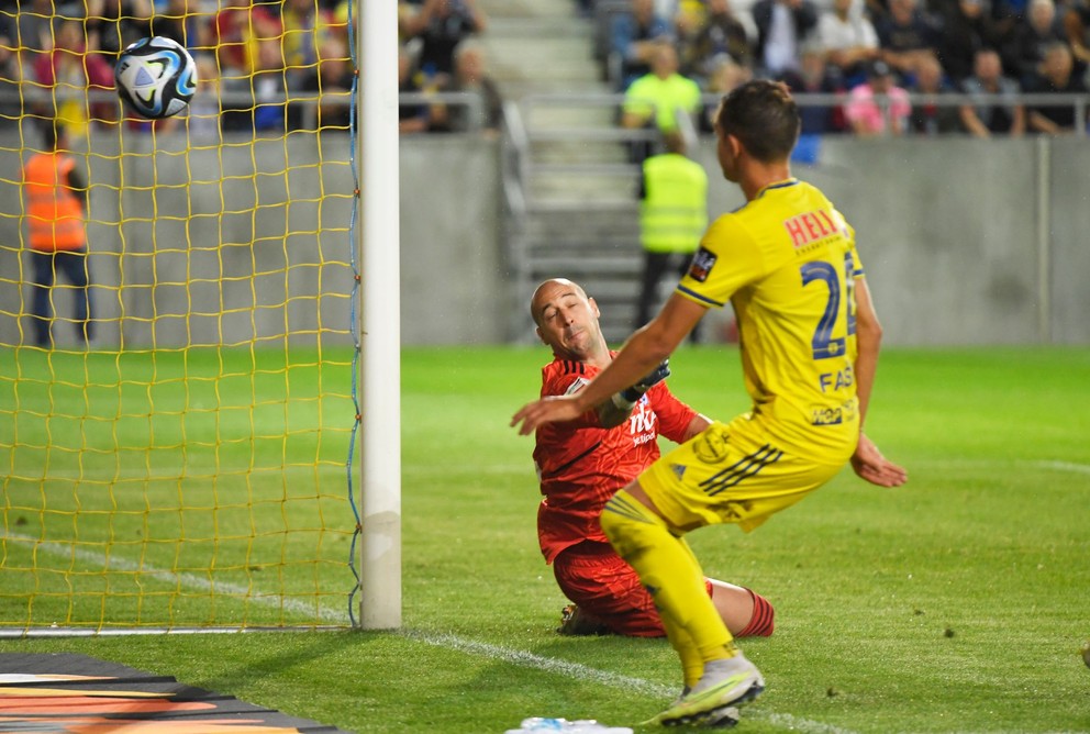 Michal Faško a brankár Milan Borjan.