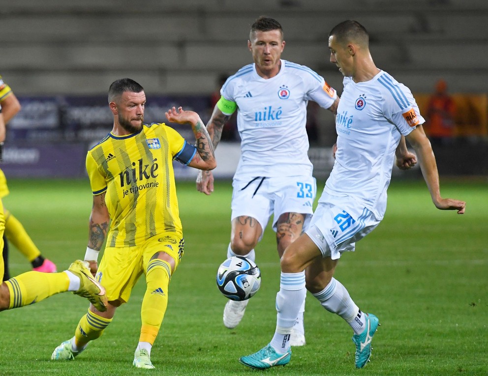 Erik Pačinda, vpravo Filip Lichý a uprostred jeho spoluhráč Juraj Kucka (obaja Slovan Bratislava) bojujú o loptu v zápase