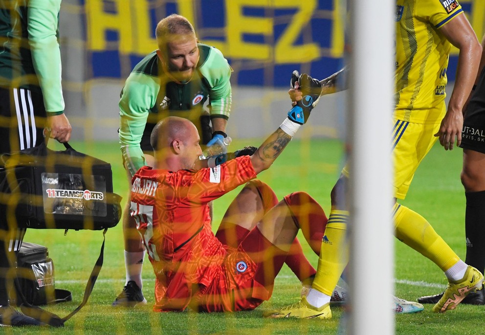 Brankár Slovana Milan Borjan po ošetrení.