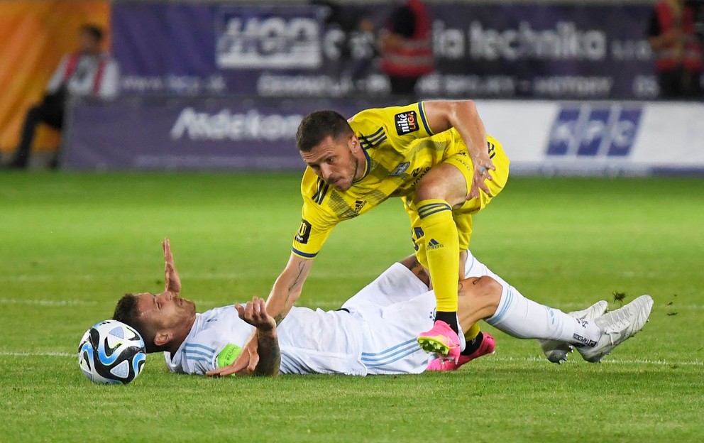 Vpravo Lukáš Greššák (Košice) a vľavo Juraj Kucka (Slovan).