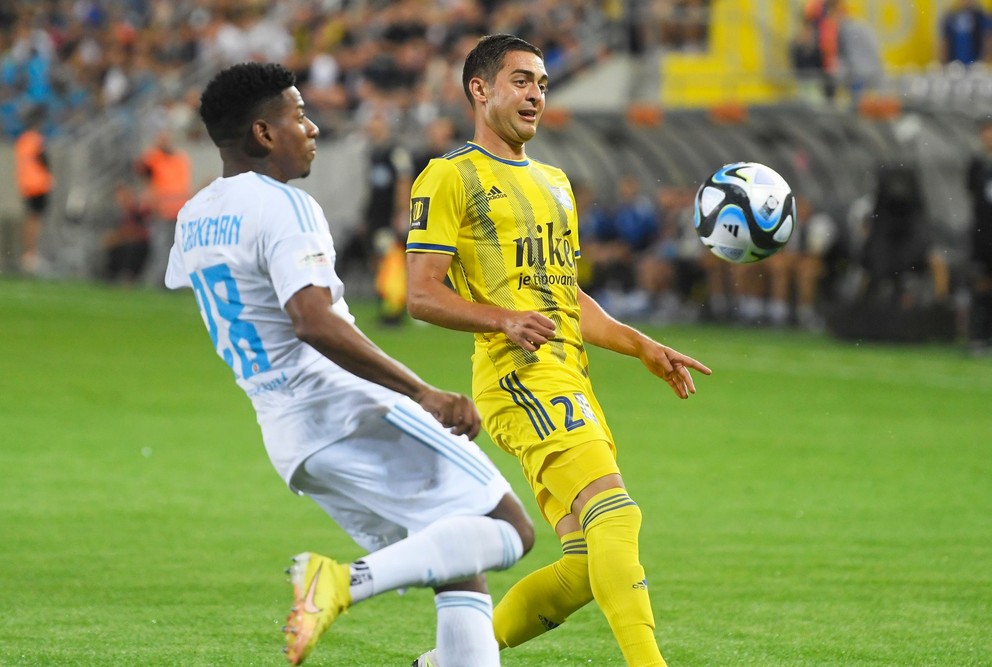 Michal Faško (Košice) a vľavo Cesar Blackman (Slovan) bojujú o loptu.