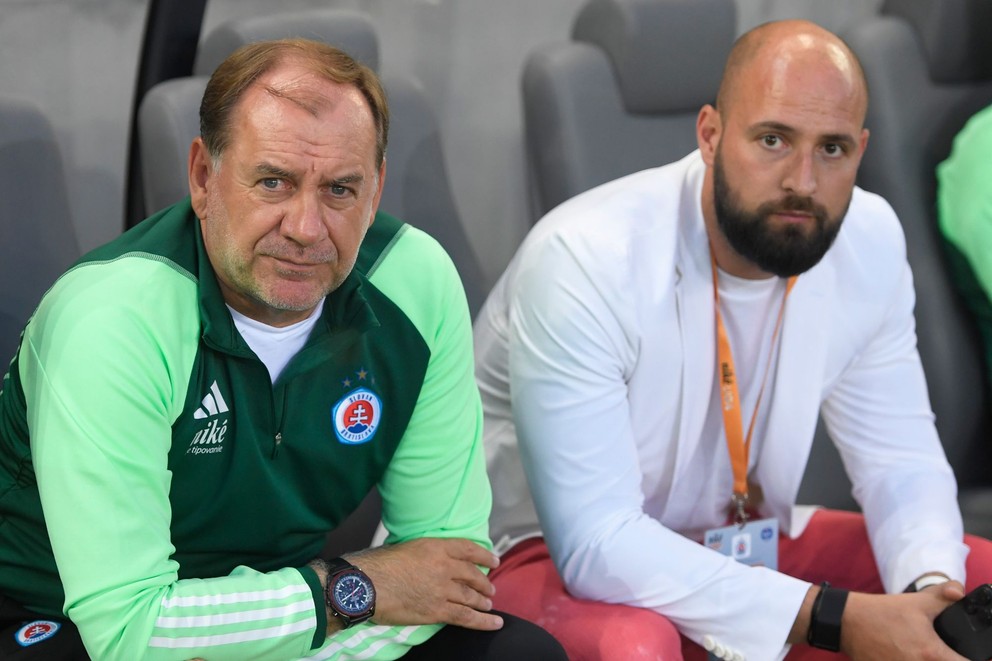 Tréner Slovana Bratislava Vladimír Weiss st. a generálny riaditeľ tímu Ivan Kmotrík ml.