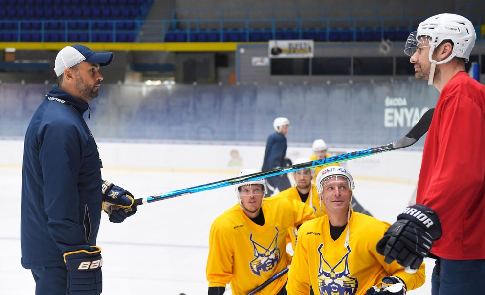 Tréner Vlastimil Wojnar a Juraj Valach počas štartu druhej fázy prípravy klubu HC Spišská Nová Ves pred novou hokejovou sezónou Tipos extraligy.