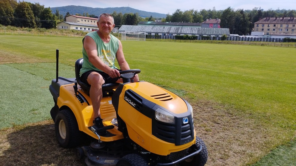 Pavol Diňa robí v Snine správcu futbalového štadióna, okrem iného kosí trávnik.