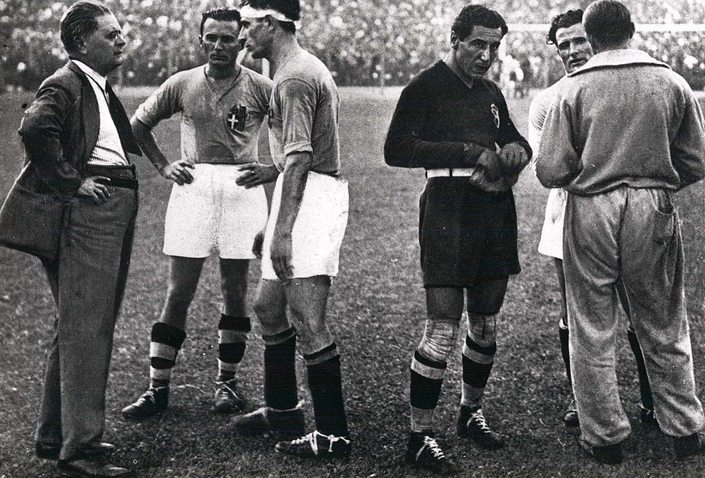 Zľava taliansky manažér Pozzo, hráči Monzeglio, Bertolini, brankár a kapitán Combi, Monti a asistent manažéra Carcano pred začiatkom predĺženia vo finálovom zápase Taliansko - Československo vo finále MS vo futbale 1934.