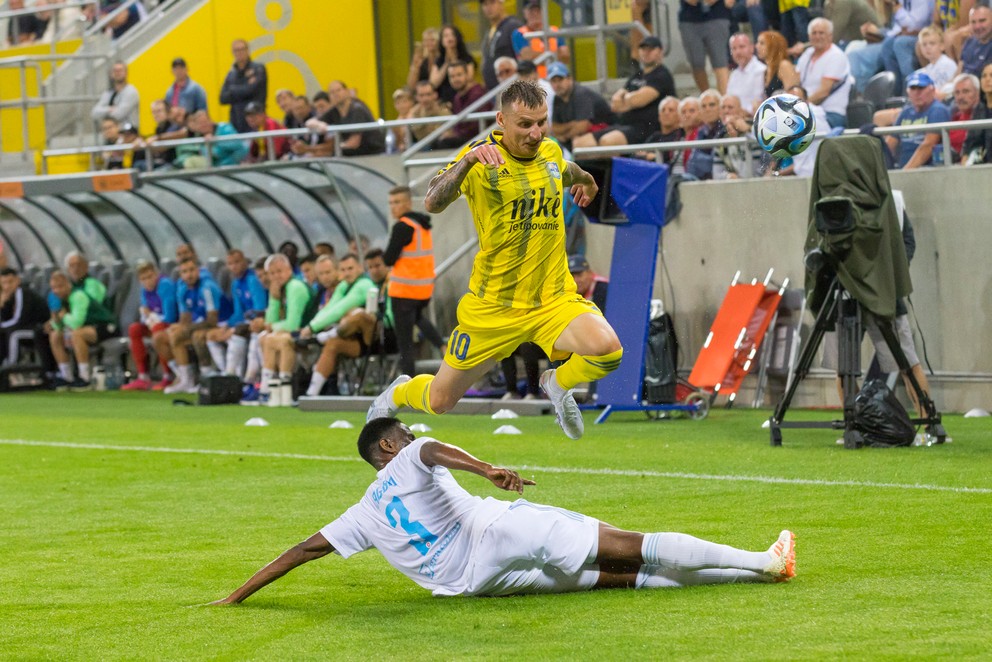 Uche Henry Agbo v súboji s Borisom Turčákom.