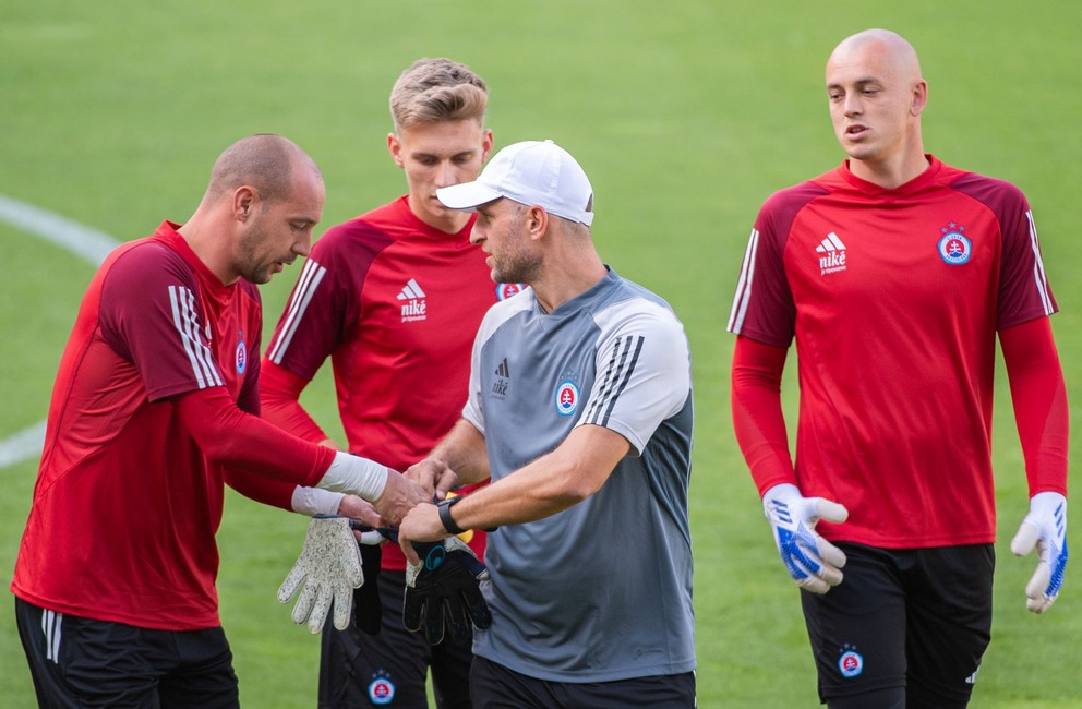 Tréner brankárov Slovana Ján Mucha mladší a jeho zverenci, zľava Milan Borjan, Adam Hrdina a Adrián Chovan.