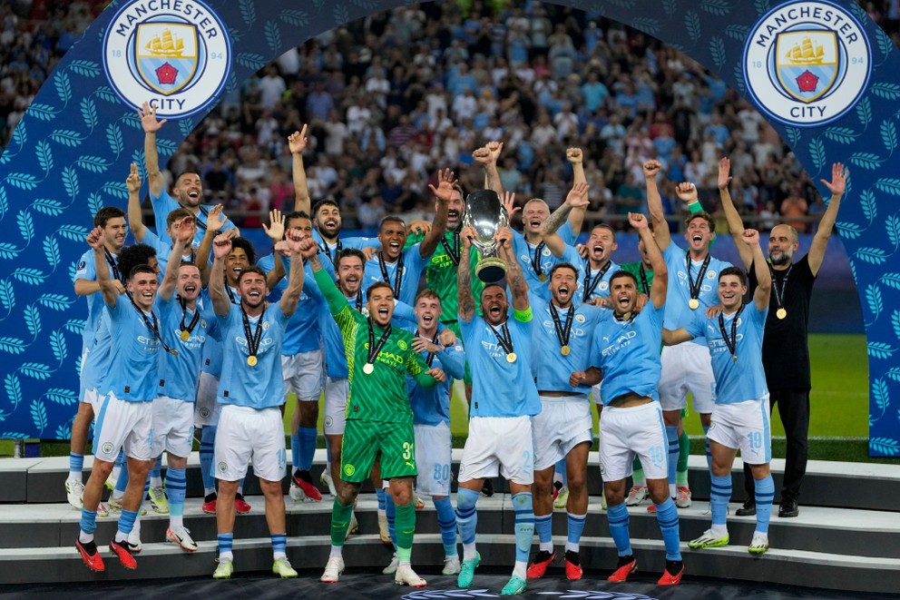 Futbalisti Manchester City s trofejou pre víťaza Superpohára UEFA.