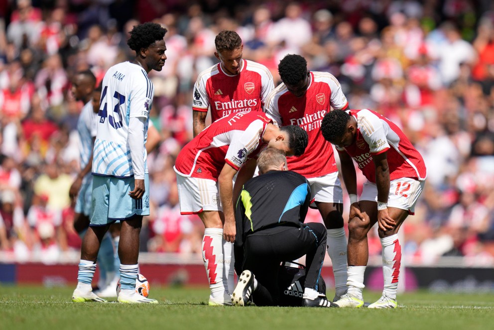 Jurrien Timber (vpravo) v drese Arsenal FC utrpel vážne zranenie.