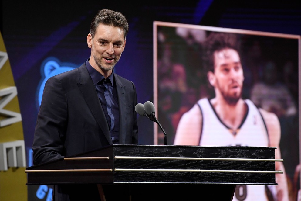Španiel Pau Gasol hovorí počas ceremoniálu, v ktorom ho uviedli do basketbalovej Siene slávy.