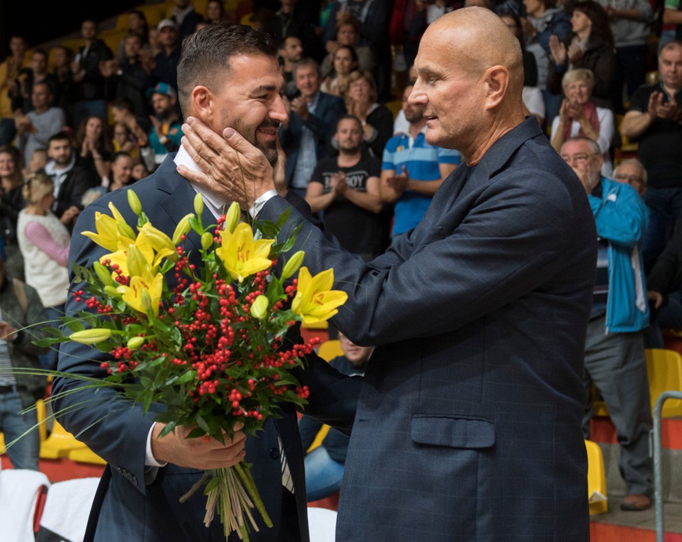 Radoslav Rančík sa lúči s profesionálnou kariérou pred zápasom basketbalovej ligy Inter Bratislava - Komárno 21. októbra 2018 v Bratislave, gratuluje mu Stanislav Kropilák. 