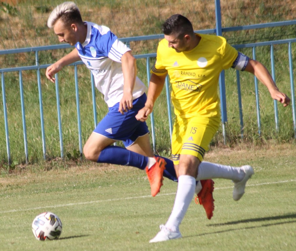 Samuel Sopko (vľavo) v drese FK Gerlachov.