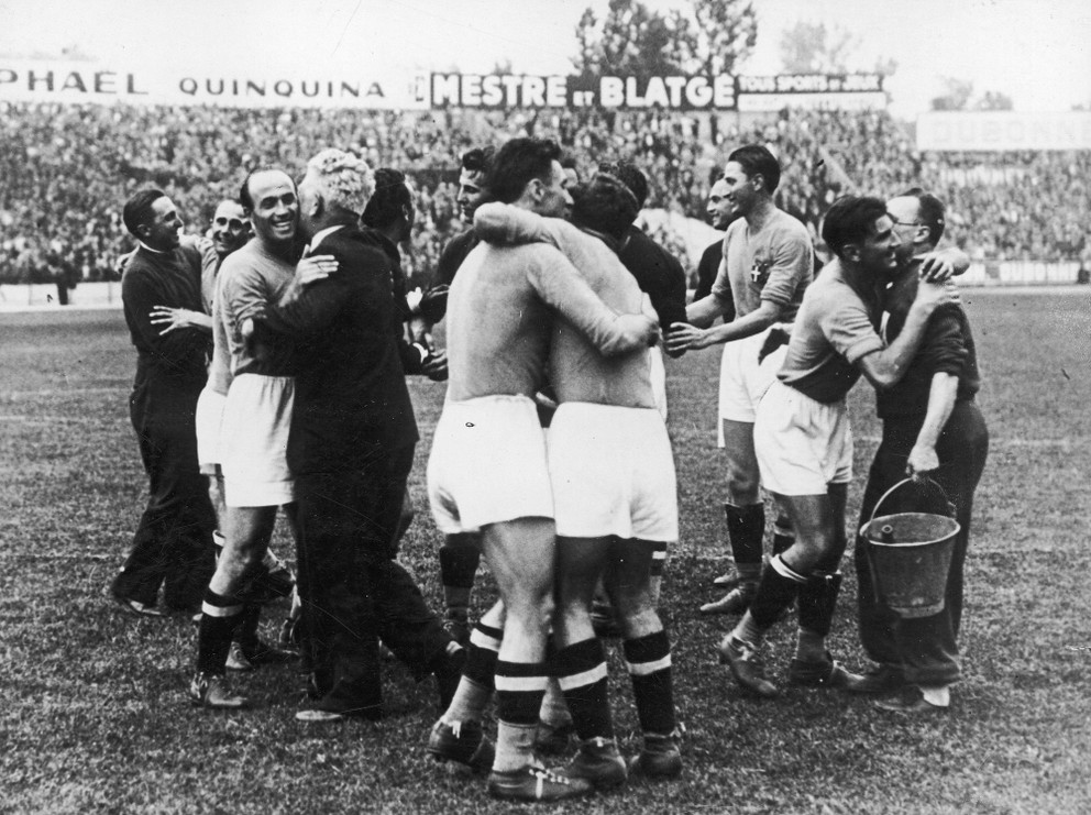 Talianski futbalisti sa tešia po triumfe 4:2 nad Maďarskom vo finále MS vo futbale 1938.
