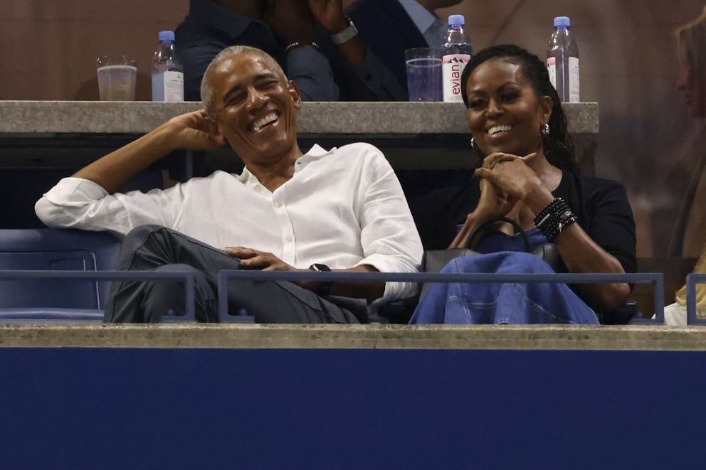 Bývalý prezident USA Barack Obama s manželkou Michelle počas US Open 2023.