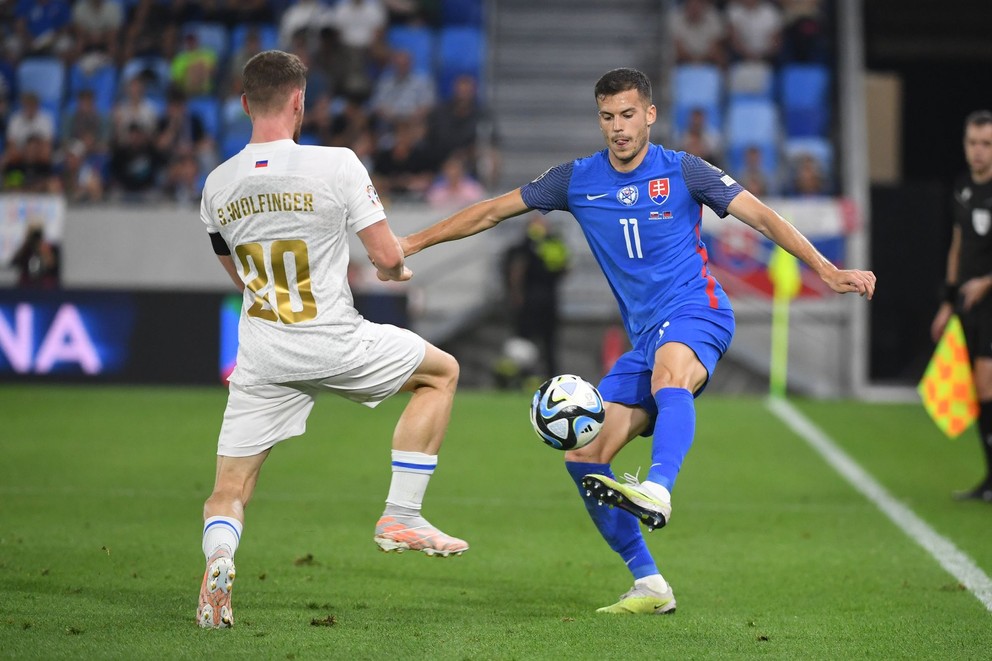 László Bénes a Sandro Wolfinger  v kvalifikačnom zápase J-skupiny na EURO 2024 Slovensko - Lichtenštajnsko. 