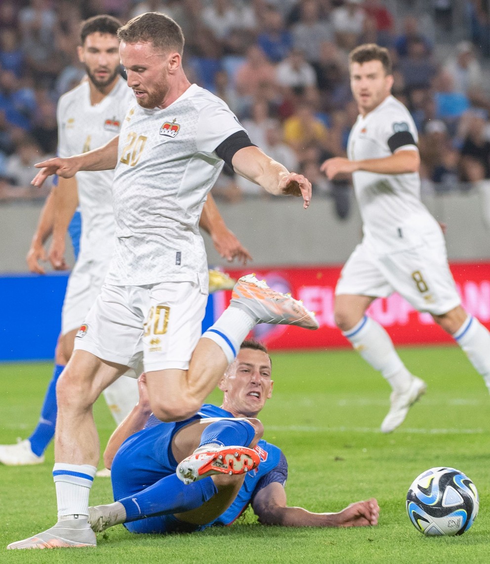 Róbert Boženík a Sandro Wolfinger v kvalifikačnom zápase J-skupiny na EURO 2024 Slovensko - Lichtenštajnsko.