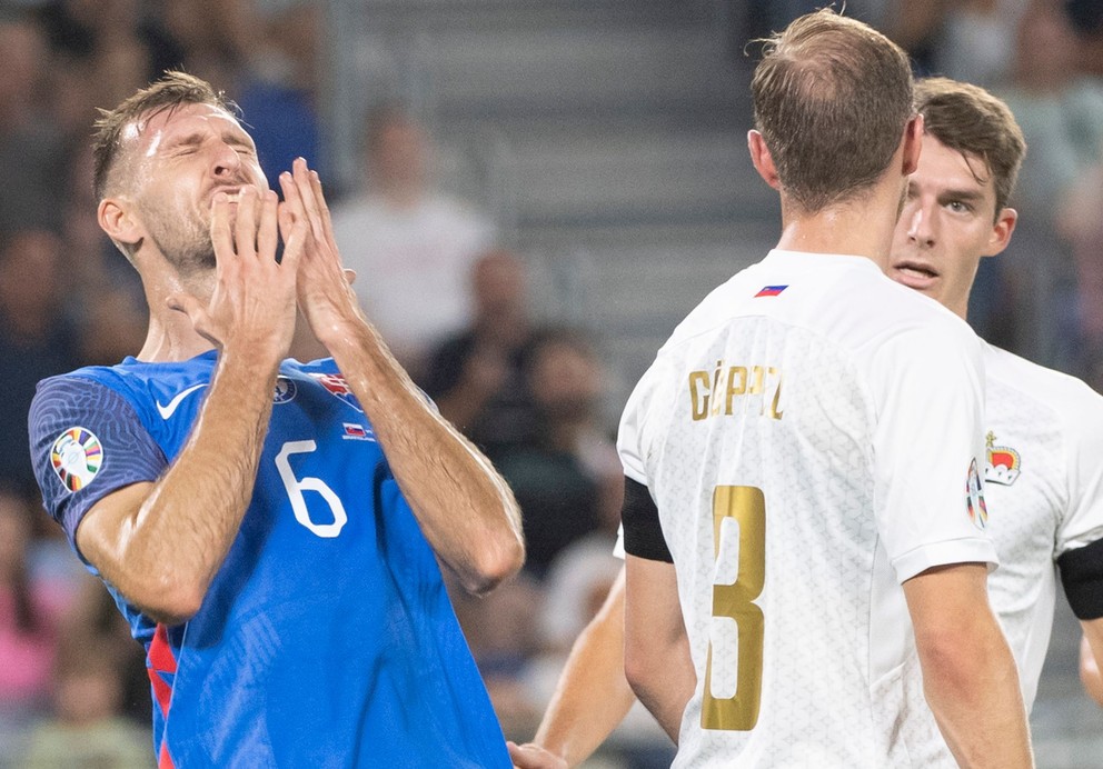 Norbert Gyömbér a Max Göppel v kvalifikačnom zápase J-skupiny na EURO 2024 Slovensko - Lichtenštajnsko.