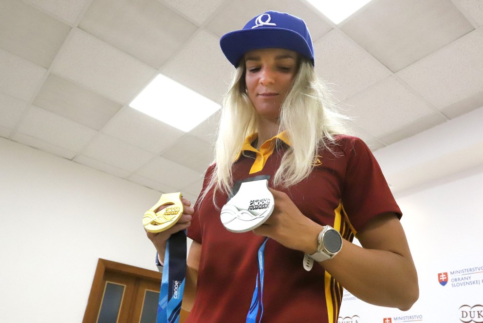 Eliška Mintálová pózuje s medailami. 