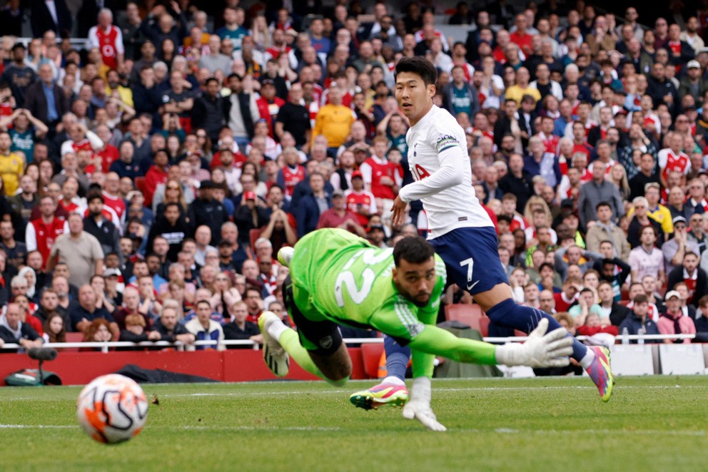 Futbalista Tottenhamu Son Heung-min prekonáva brankára Arsenalu Davida Rayu. 