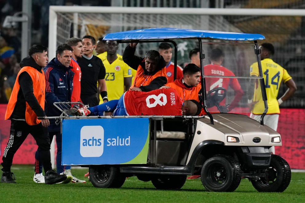 Vidala odnášajú z ihriska kvôli zraneniu.