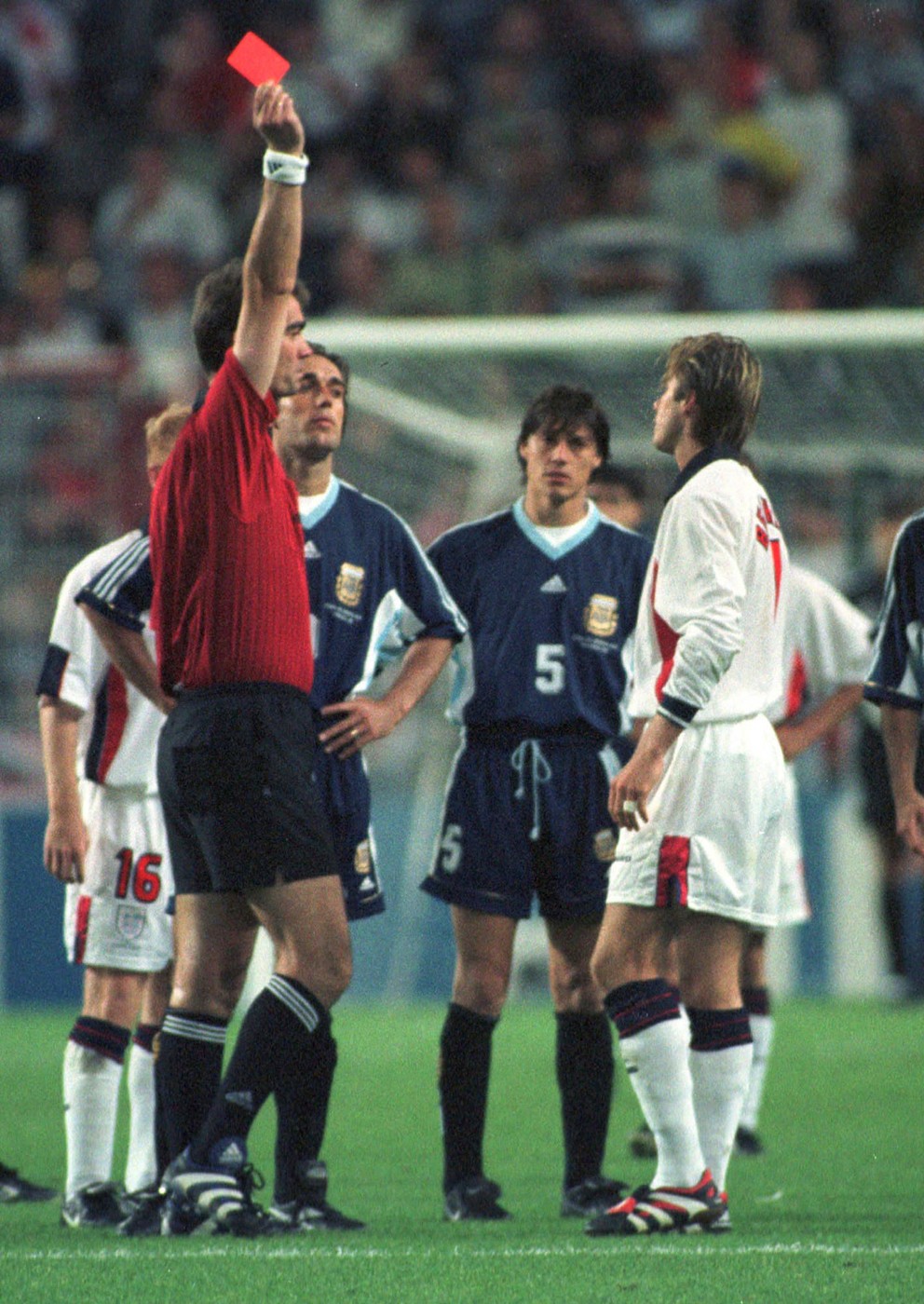 Rozhodca Kim Milton Nielsen vylúčil Davida Beckhama v zápase s Argentínou na MS 1998.