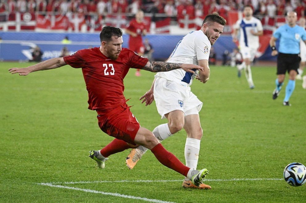 Dánsky futbalista Pierre-Emile Höjbjerg v zápase proti Fínsku.