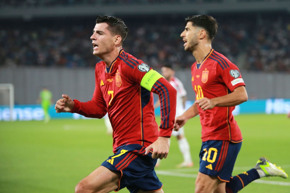 Álvaro Morata (vľavo) sa teší po strelenom góle v zápase Gruzínsko - Španielsko v kvalifikácii EURO 2024.