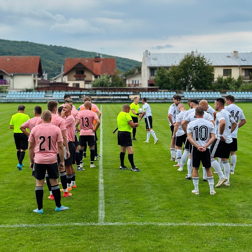 Nástup hráčov OFK Osikov na zápas. (Zdroj: archív klubu)