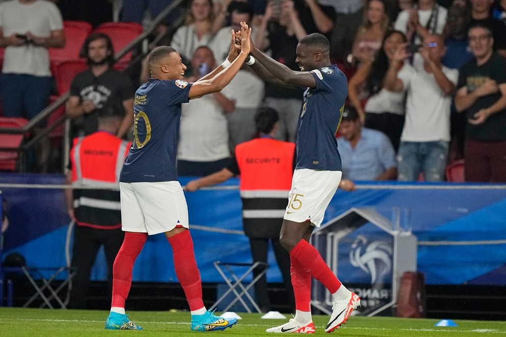Marcus Thuram oslavuje gól s Kylianom Mbappem.