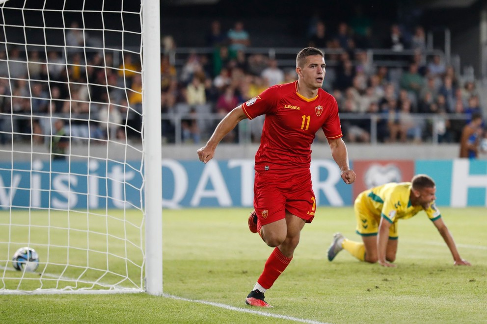 Nikola Krstovič oslavuje gól.