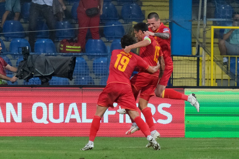 Gólová radosť futbalistov Čiernej Hory po góle Stefana Saviča.